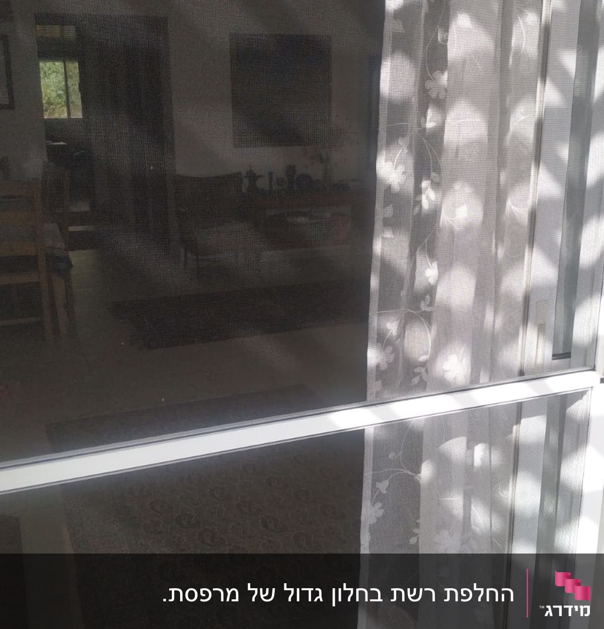 תריסים עם וילון תחרה לבן בחלון